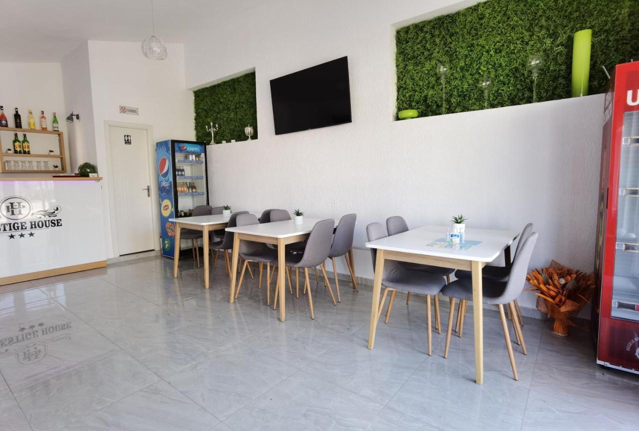 Pensiunea Prestige House Curtea de Argeş Buitenkant foto